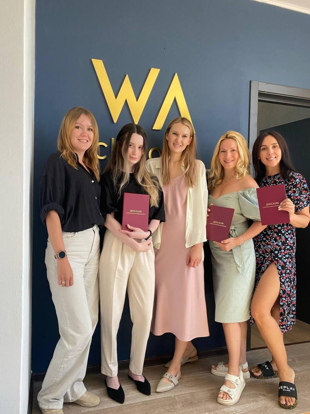 Евгения Белобородова, Виктория Тараненко и выпускники школы дизайна Wizard