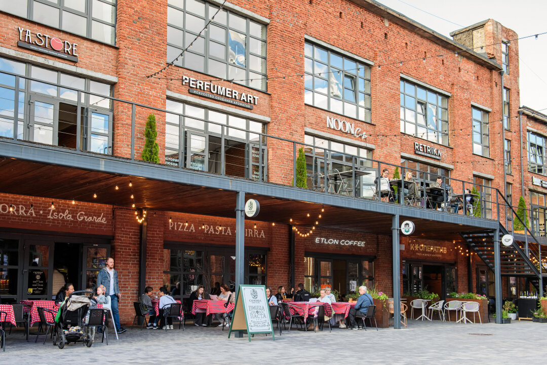 В исторических зданиях Кожевенного завода старые знакомые Camorra Isola Grande готовят свою культовую пиццу (с козьим сыром!)