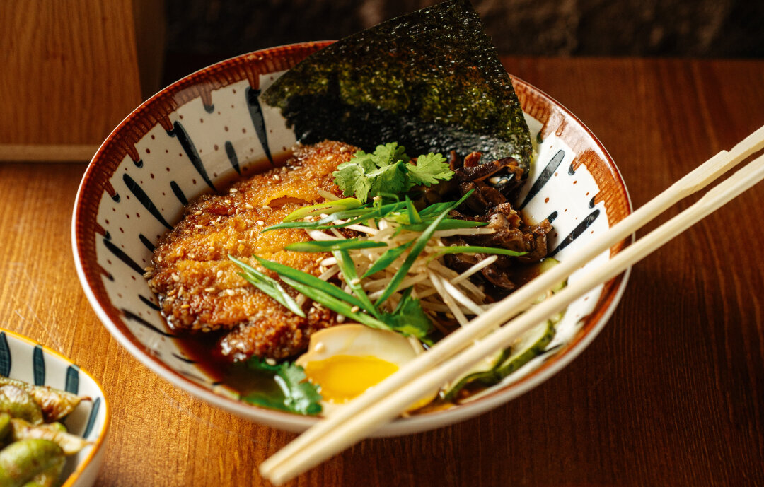 Для острого рамена в Miyu свинину томят 8 часов в соевом соусе