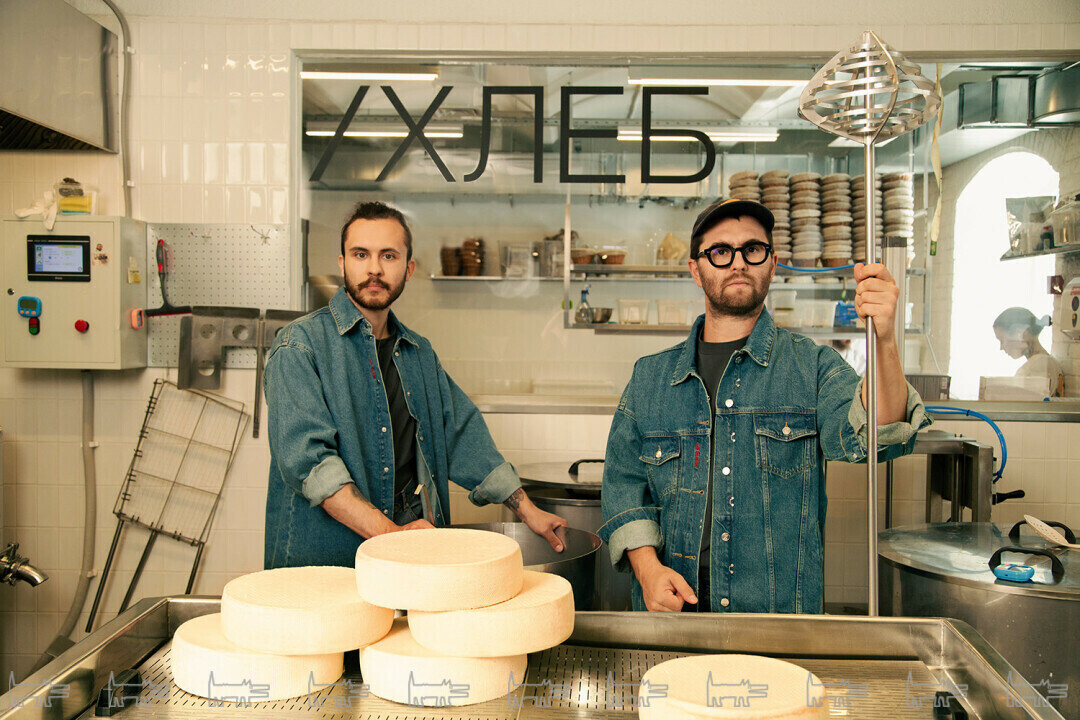 Это Саша Пименов и Саша Малютин — команда сыроварни и хлебопекарни «Брод» от ресторана Animals, подсадившего нас на фермерские продукты