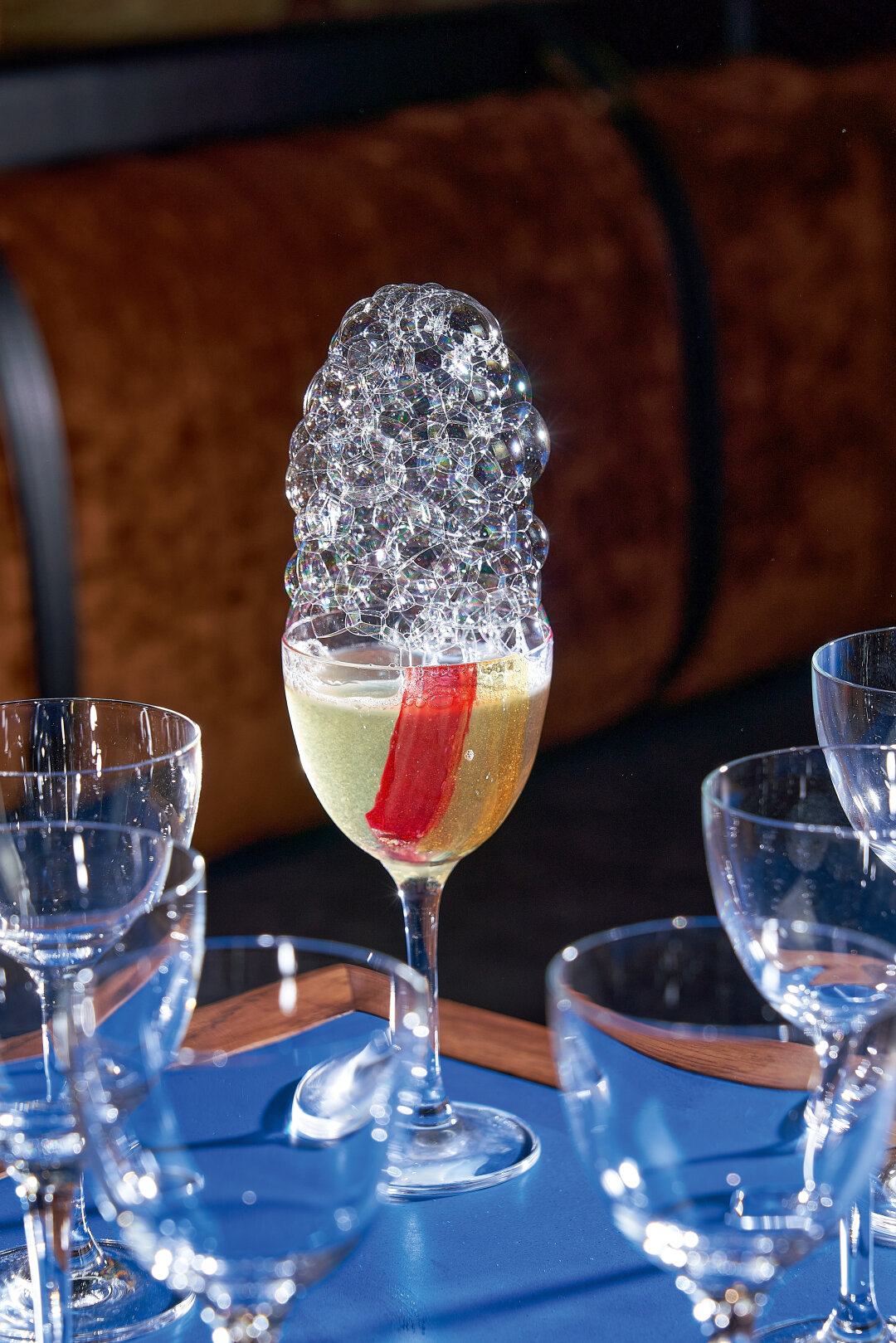 Для этого твиста на космополитен ребята сделали кардамоновую пену с помощью нитро-стира — устройства, которое изобрели сами!