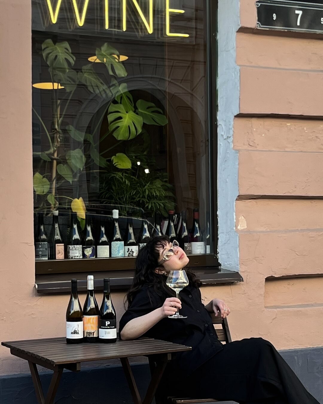 Bacchus Дегустируем лимитированные винные сеты на летней веранде — чтобы «дышало» не только вино, но и тот, кто его пьет. Караванная ул., 7