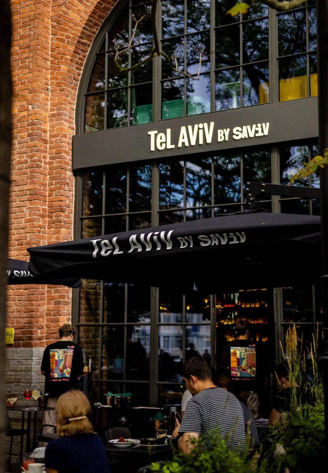 Tel Aviv by Saviv Ближневосточный островитянин Новой Голландии уже расставил стулья, открыл зонты, засолил лимоны и испек питы — теперь наш ход. наб