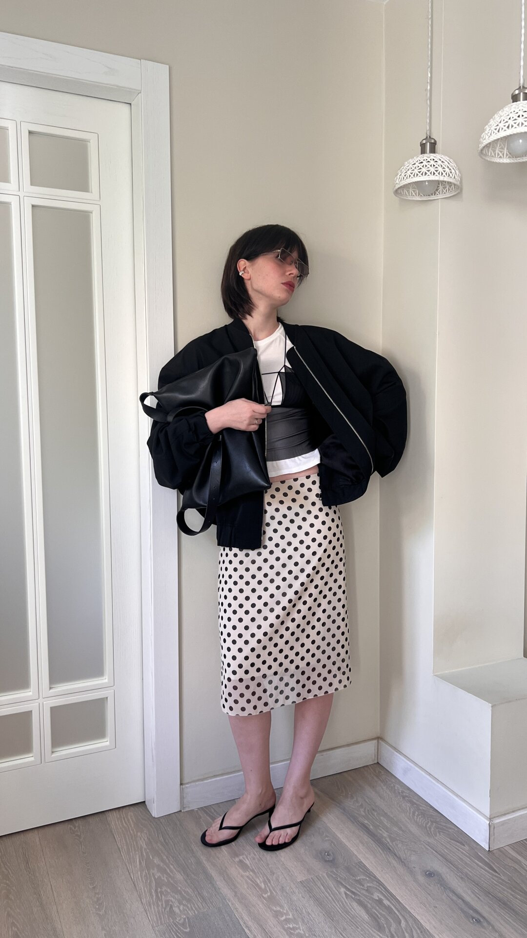 Автор блога Post Wintour Анна Махорина забрала в коллекцию юбку Ivolga — выгуливает в черно-белом комбо из сложносочиненного полупрозрачного топа