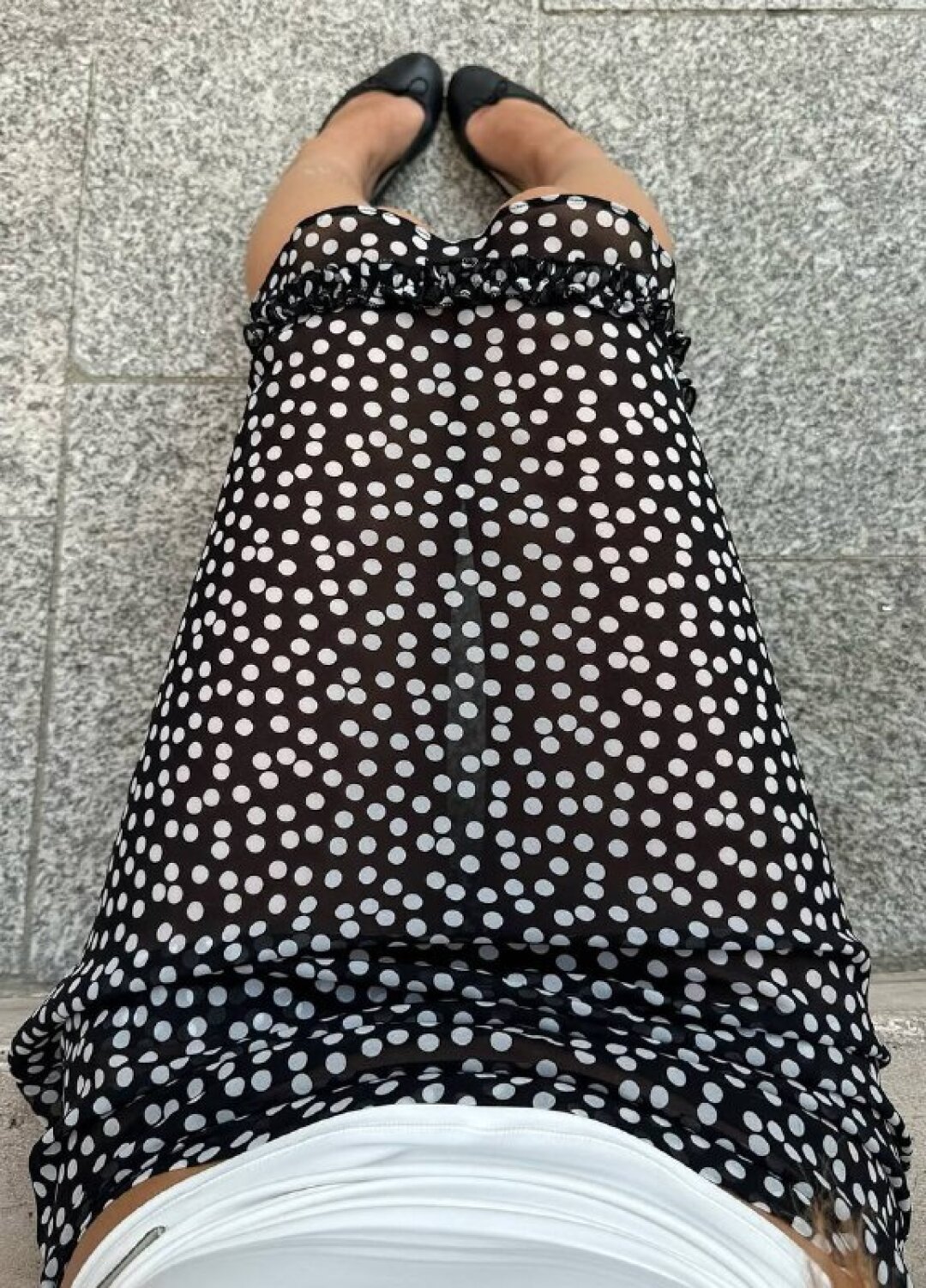 Мари Гагеш раскладывает polka dot юбку на цвета — за белый отвечает топ, а за черный — балетки