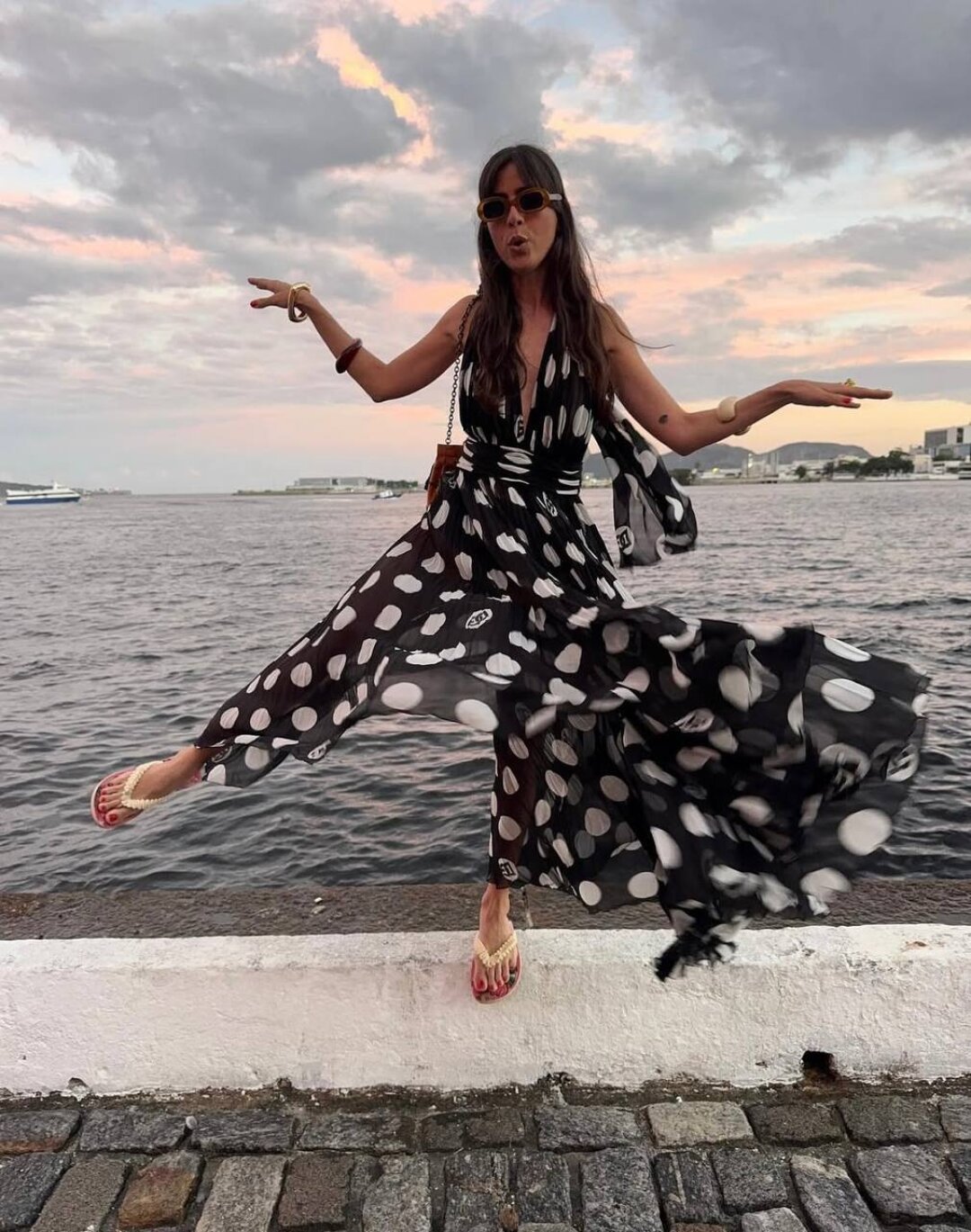 Виктория Монтанари выгуливает шифоновое платье в тандеме со сливочными вьетнамками и золотистыми массивными браслетами