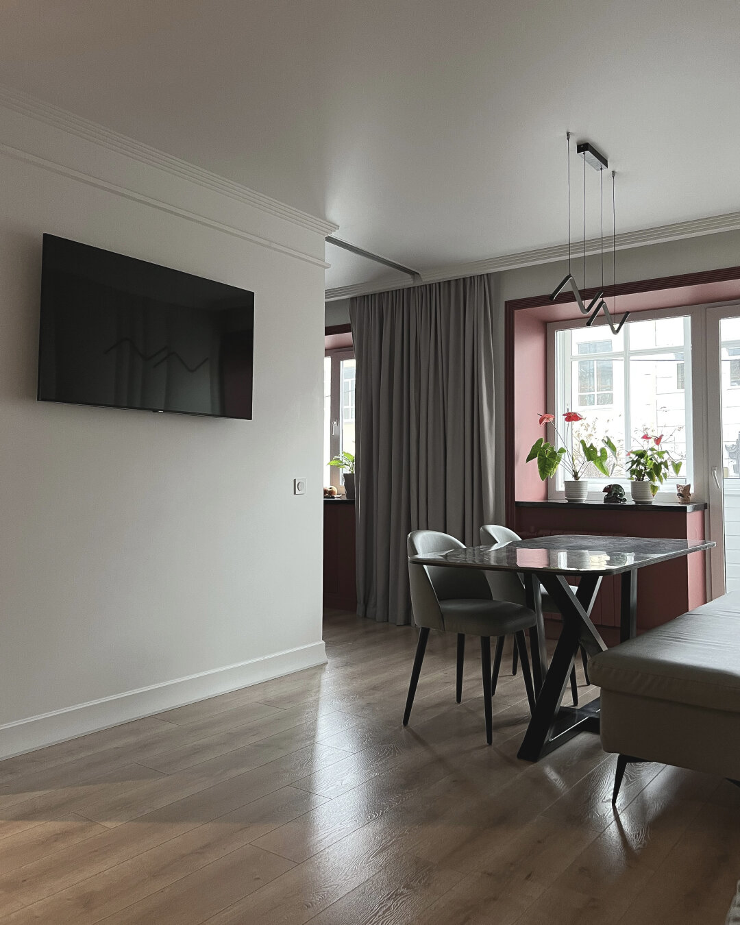 От кухни-гостиной до спальни — пространство развивается как единое, стилистически выверенное полотно, где каждая деталь работает над созданием общей