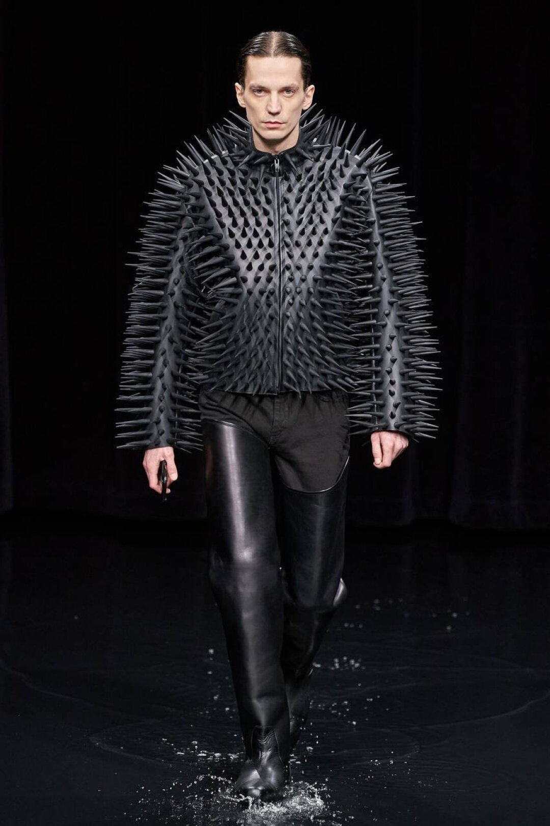 Balenciaga Menswear FW'20: выстраиваем личные границы (и даже в метро в час пик!) по фэшн-методичке Демны