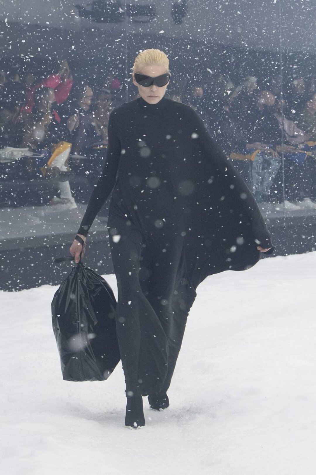 Balenciaga FW'22: не просто мусорный пакет — а фэшн-манифест о беженцах