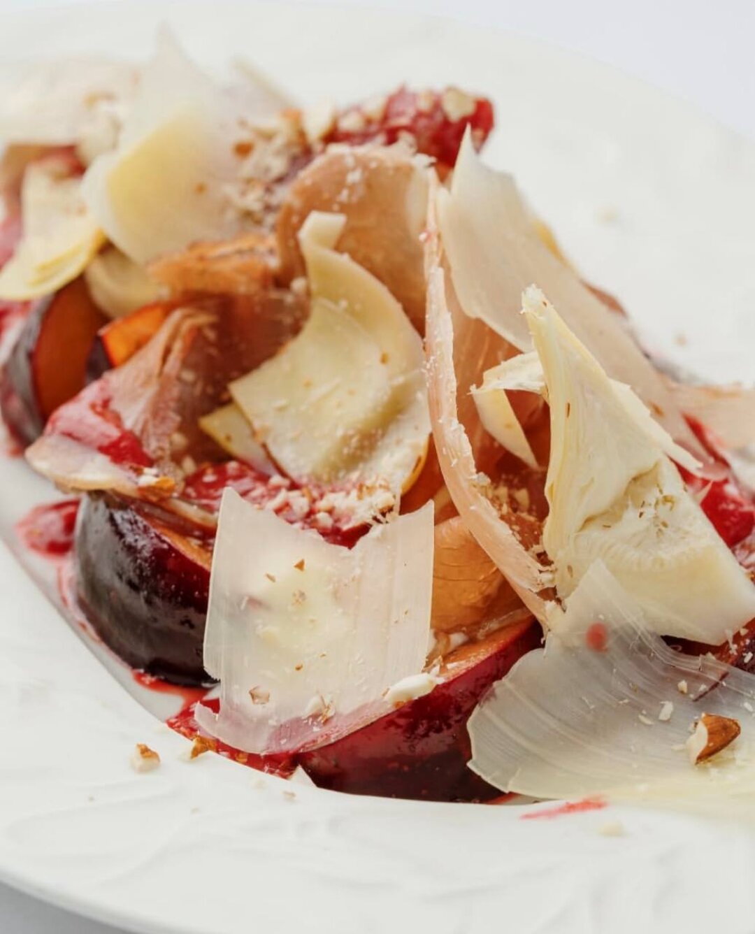 Карпаччо из сливы с пармой и страчателлой