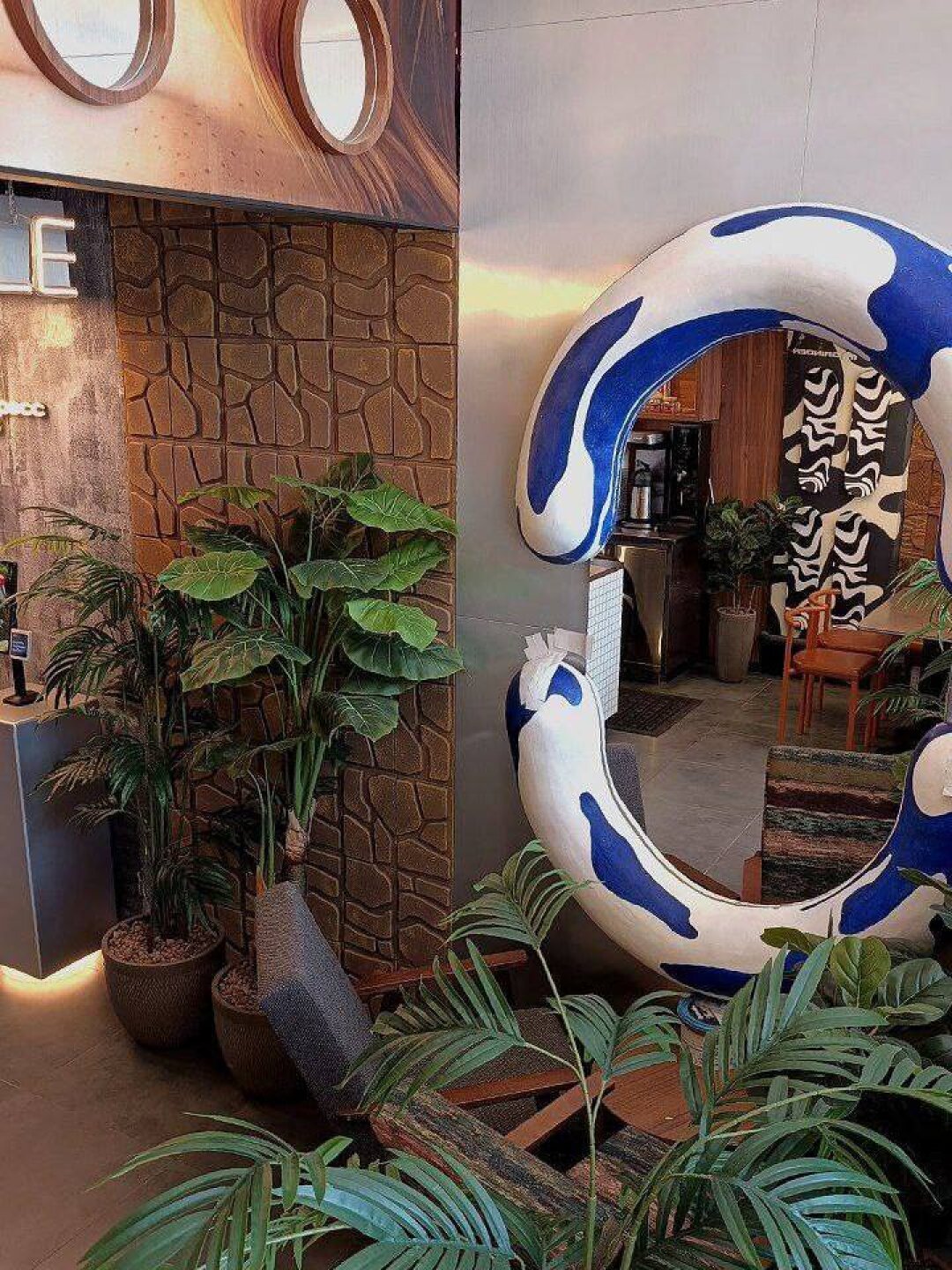 Одно из 50 зеркал обновленного Monkey Grinder