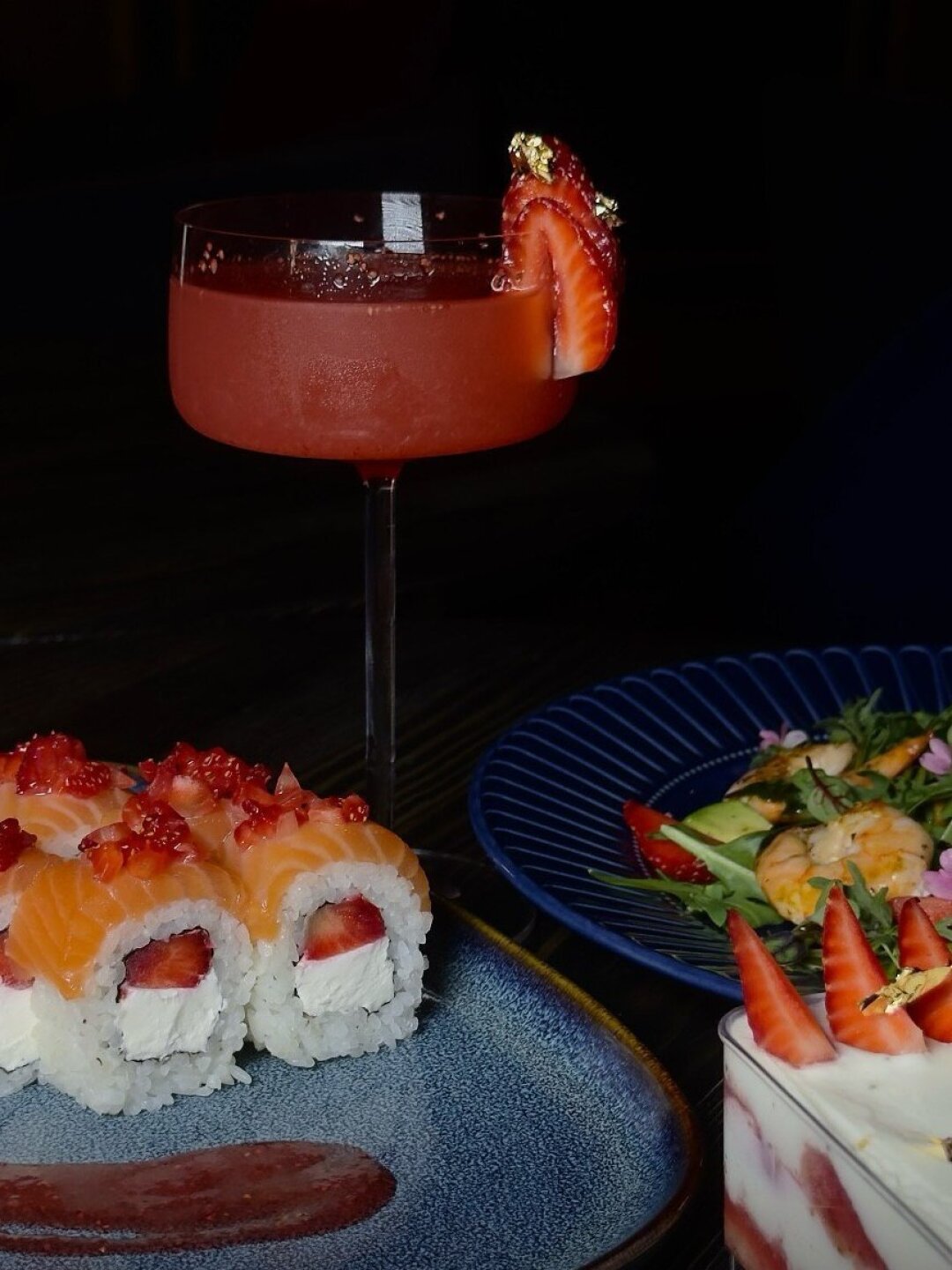 Клубничный спешиал в баре BUREAU