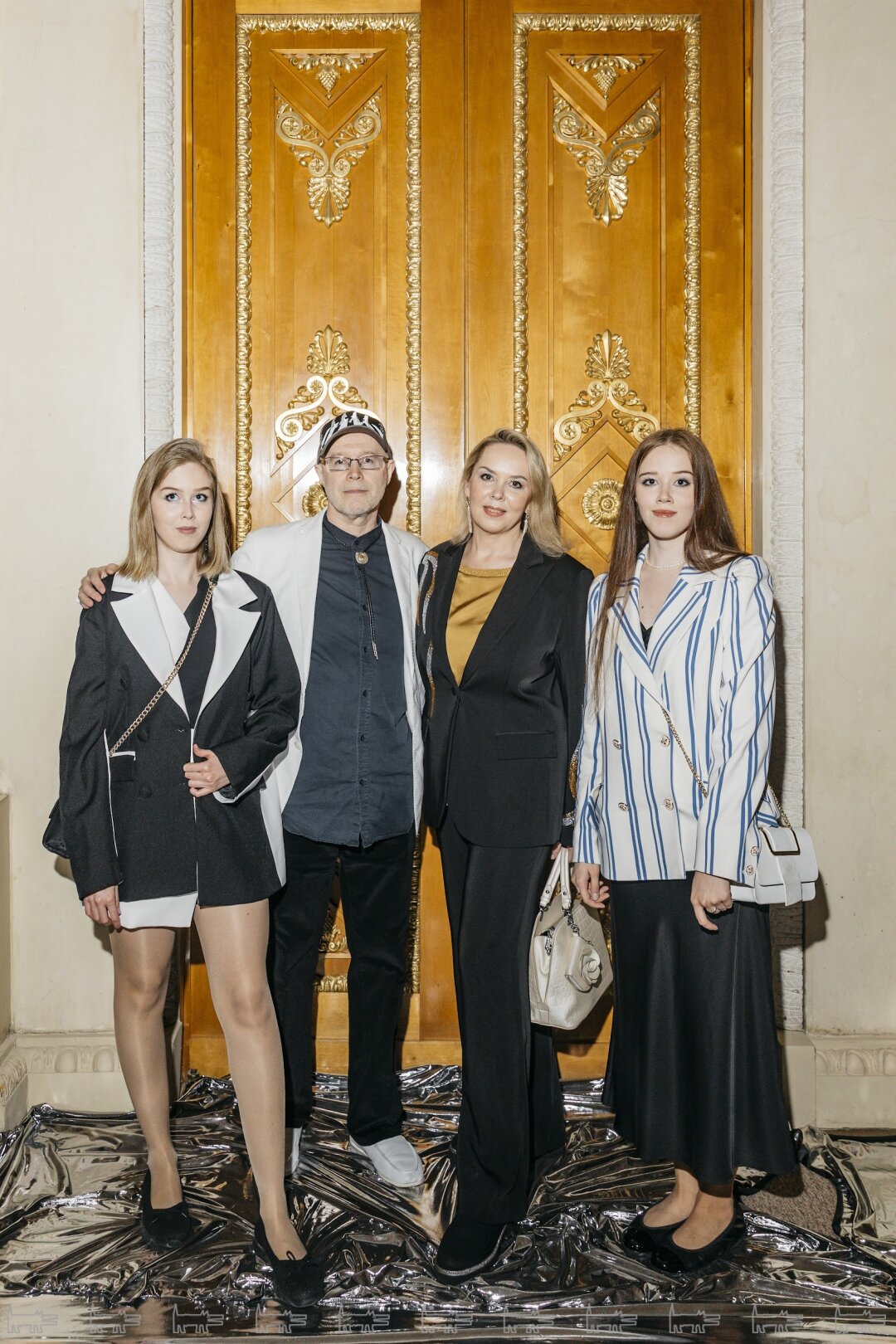 Константин Бронзит. с дочерьми Элиной и Полиной Бронзит и супругой Екатериной Кругловой