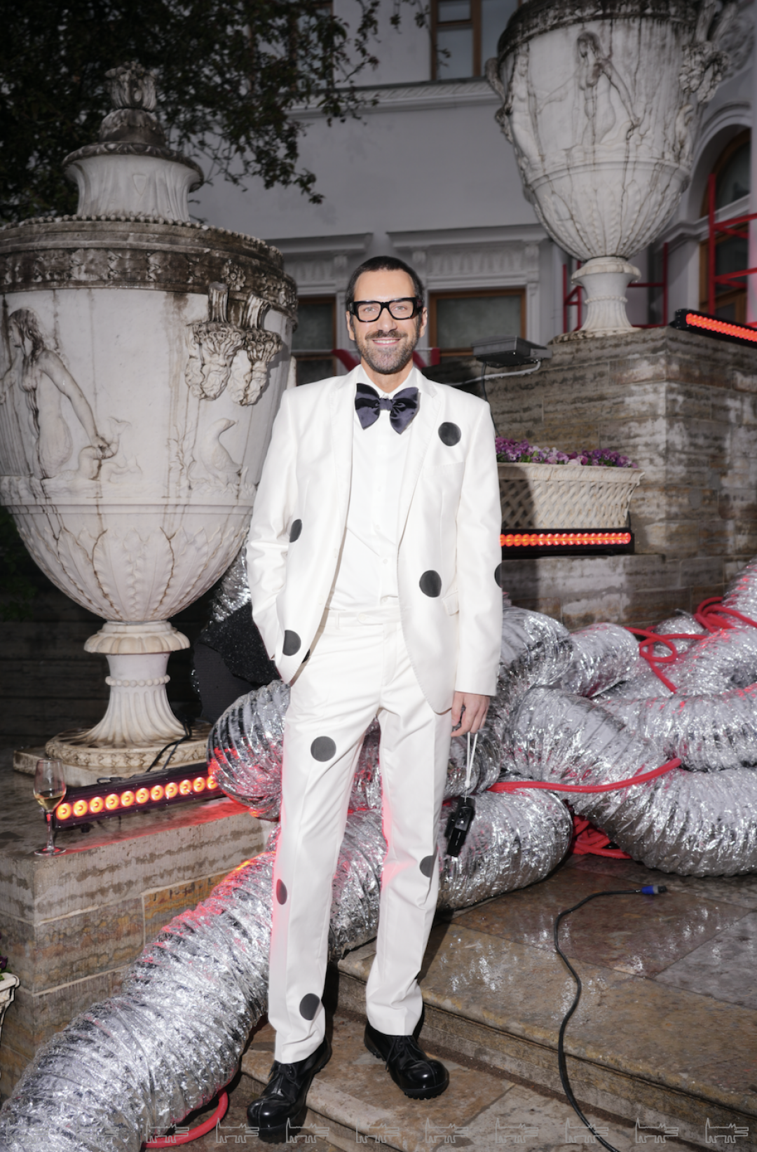 На Сергее: костюм с «Авито», ботинки MARNI, рубашка HOUSE OF LEO, бабочка LANVIN, очки RAYBAN