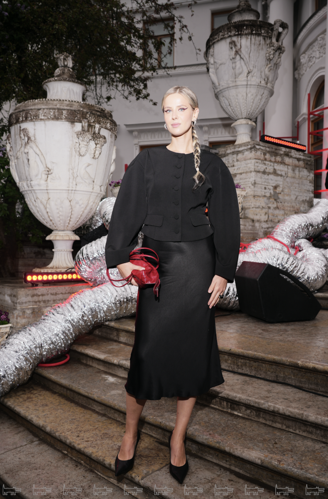 На Глаше: платье & OTHER STORIES, жакет MOLLIS, сумка MERCY, туфли 2MOOD, кольца LOTOPHAG и CAVIAR JEWELLERY