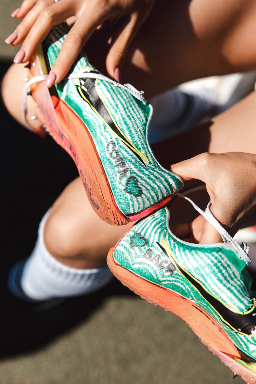 На Паралимпиаде в Париже Анна раскрасила свои шиповки маркерами и добавила имена своих детей