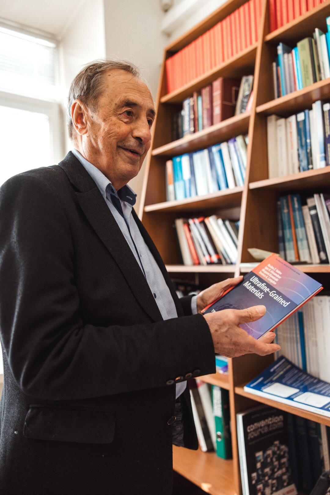 Это первый в мире учебник по ультрамелкозернистым материалам (наноматериа­лам), написанный ведущими российскими и аме-риканскими профессорами и