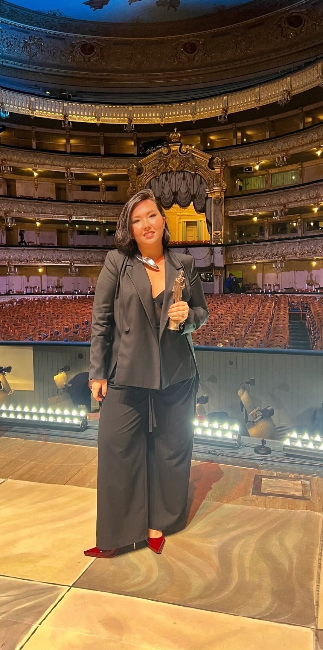 Ляйсан Сафаргулова в Мариинском театре со статуэткой национальной премии «Онегин»