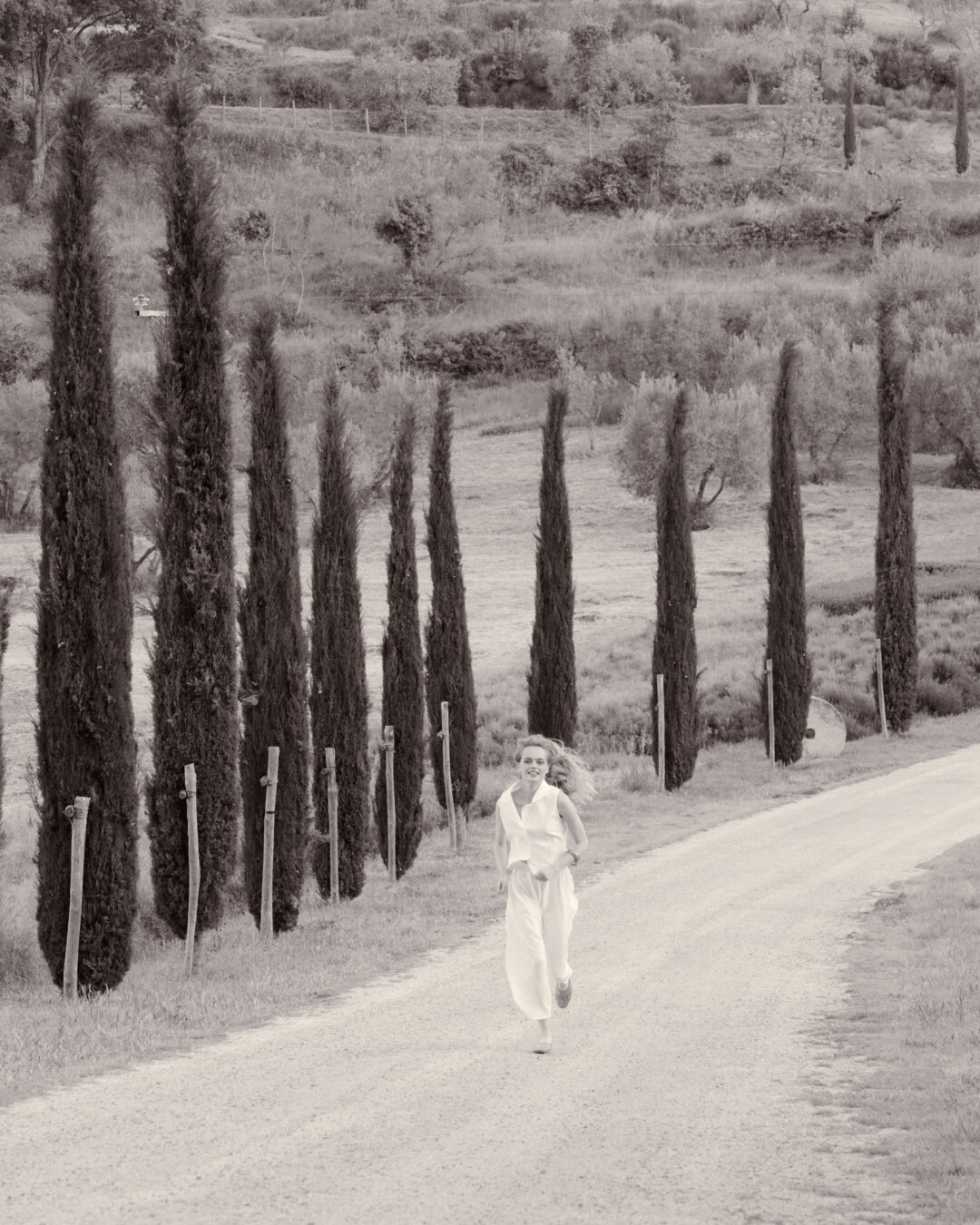 Кампейн коллекции LE SILLAGE DU TEMPS снимался в Тоскане: это не просто сезонная капсула, это способ остаться в лете дольше, чем оно длится