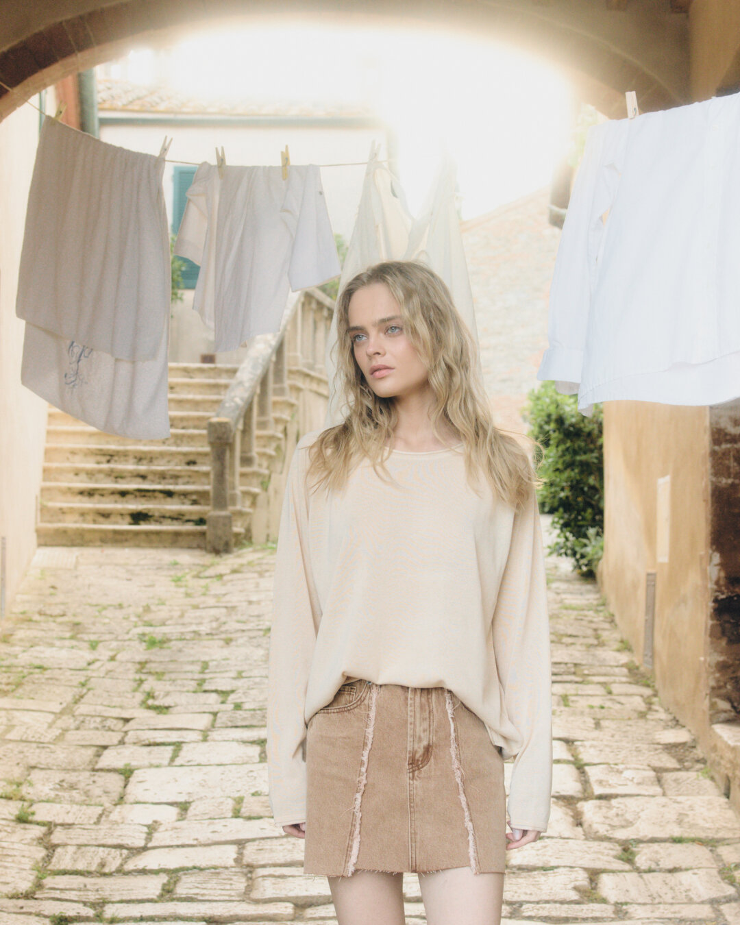 Кампейн коллекции LE SILLAGE DU TEMPS снимался в Тоскане: это не просто сезонная капсула, это способ остаться в лете дольше, чем оно длится