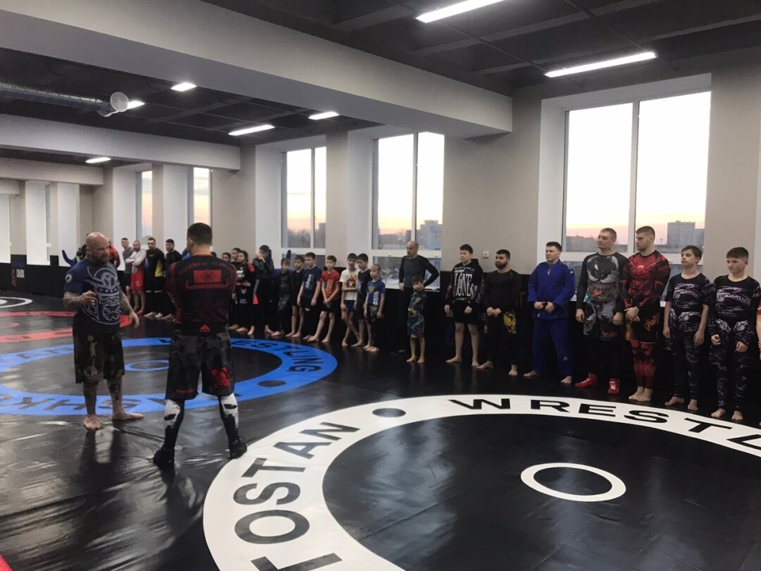 Занятия в школе по грэпплингу, которую открыл Джефф Монсон