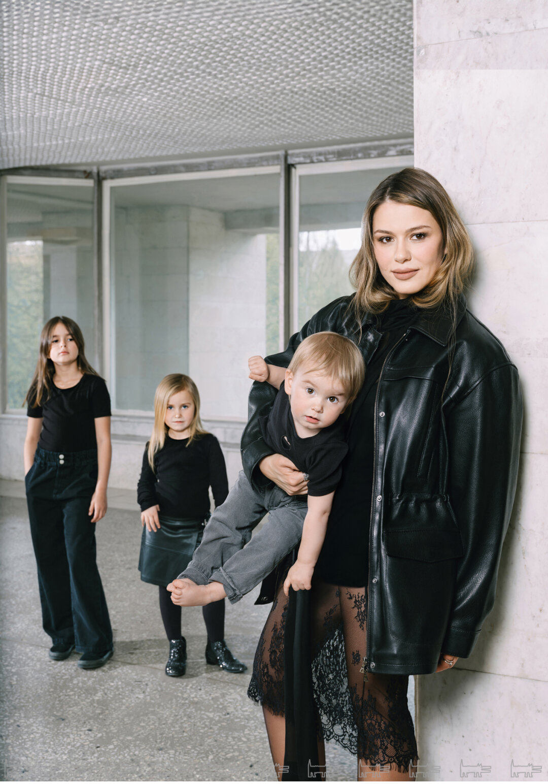 Наталья с детьми Кирой, Авророй и Диной