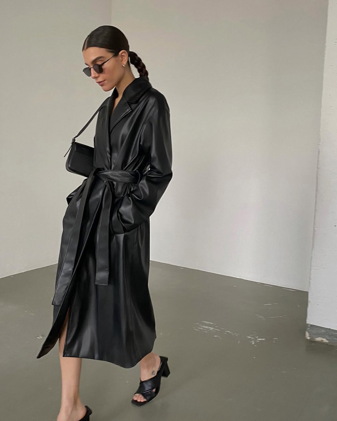 Фэшн-инфлюенсер и экс-креативный директор GATE31 Мария Червоткина в готическом стейтмент-пальто бренда