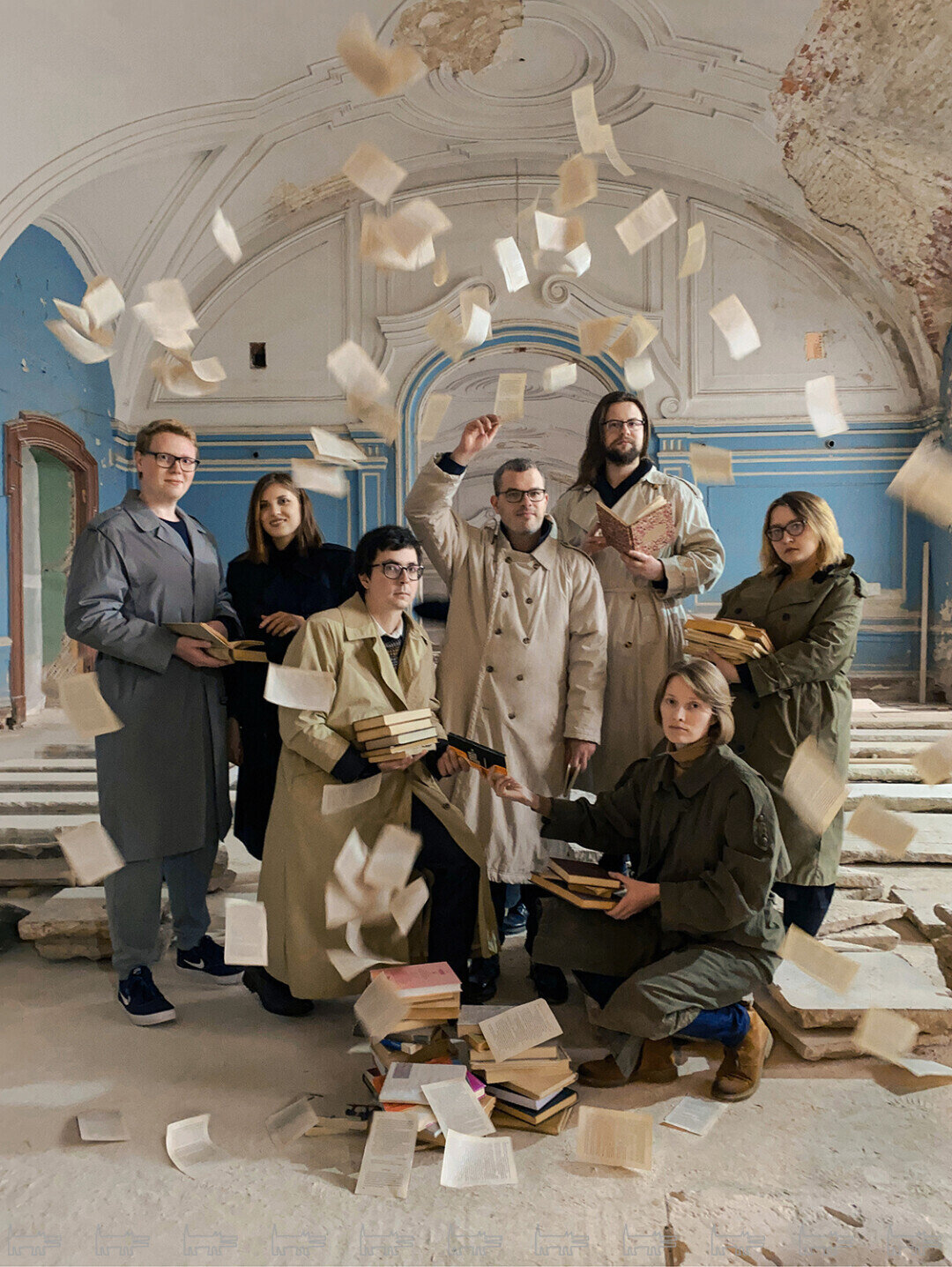 Михаил Мельниченко (в центре) и команда Центра изучения эго-документов «Прожито» при ЕУСПб.