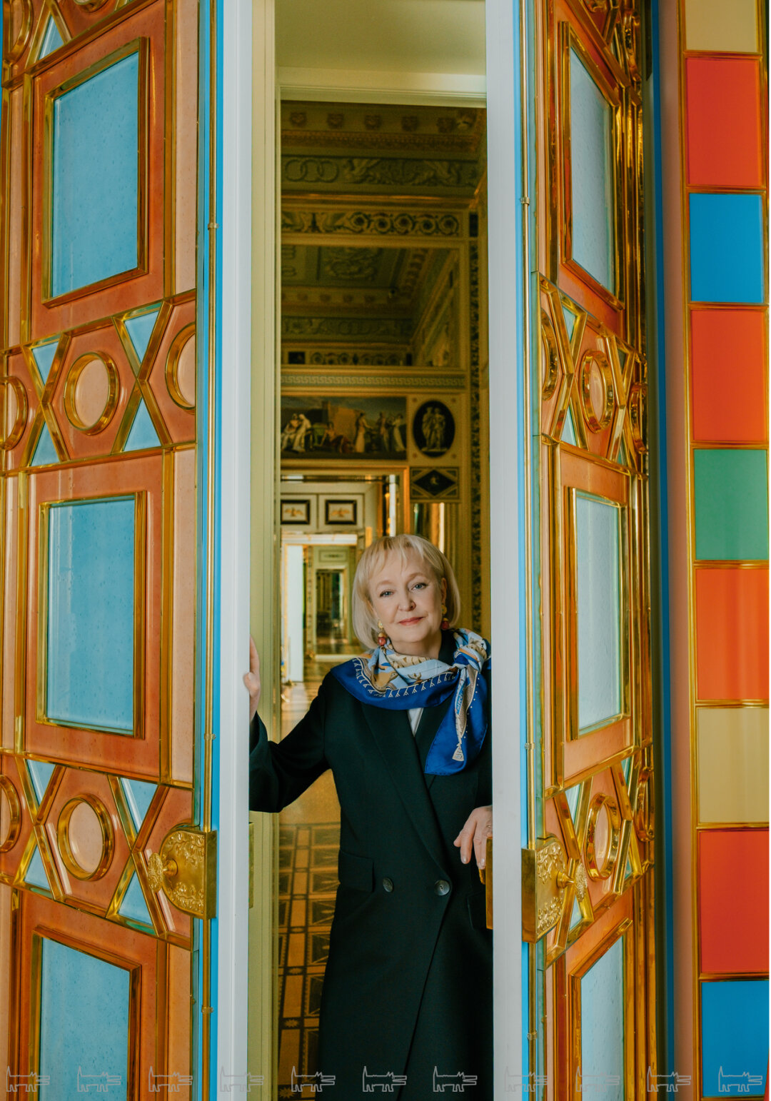 Ольга сфотографирована в Китайском зале Зубовского флигеля Екатерининского дворца. Интерьеры самого большого из личных покоев Екатерины II украшали