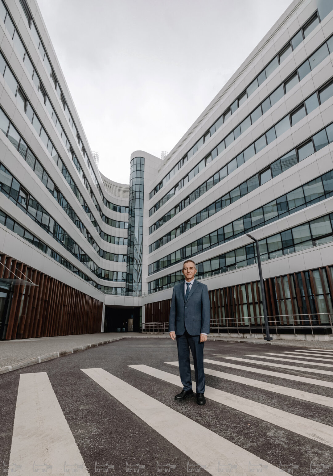 Андрей сфотографирован у клиники высоких технологий «Белоостров» в Юкковском сельском поселении. Флагманский проект ГК «Мой медицинский центр» открыт