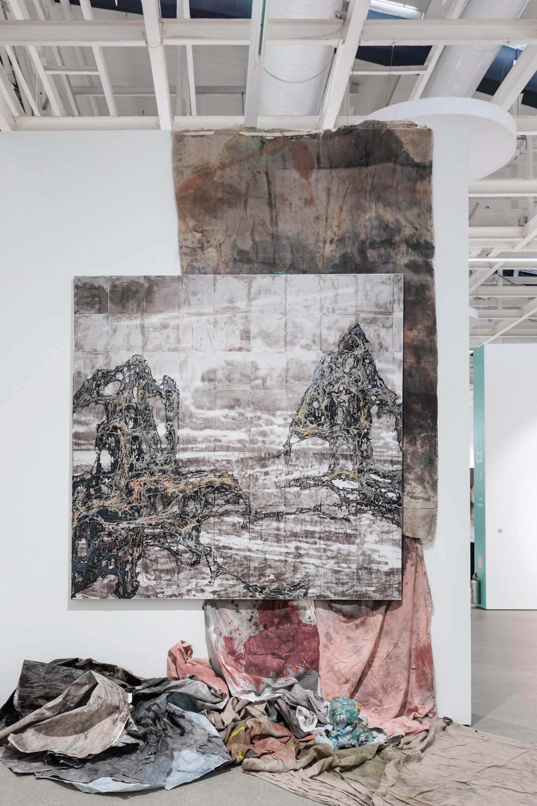 Галереи — участники ярмарки 1703 оформляют стенды в соответствии со своей айдентикой, как, например, Futuro...