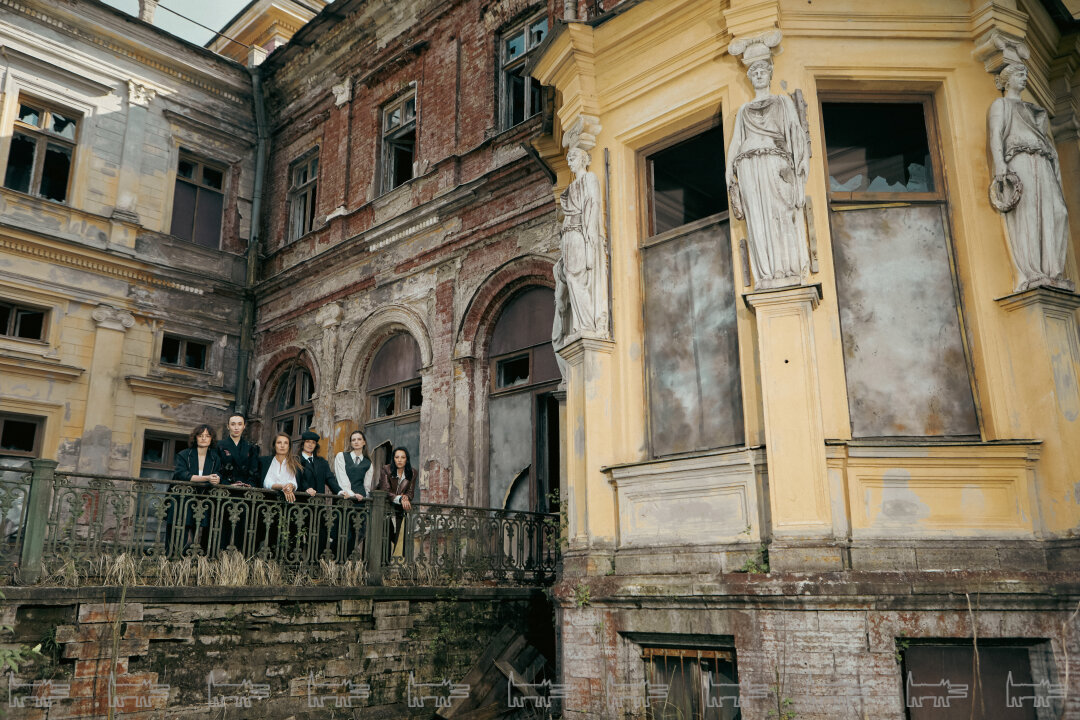 Команда 1703 сфотографирована в разрушенных интерьерах Михайловской дачи в Петергофе. Бывший дворец великого князя Михаила Николаевича, построенный