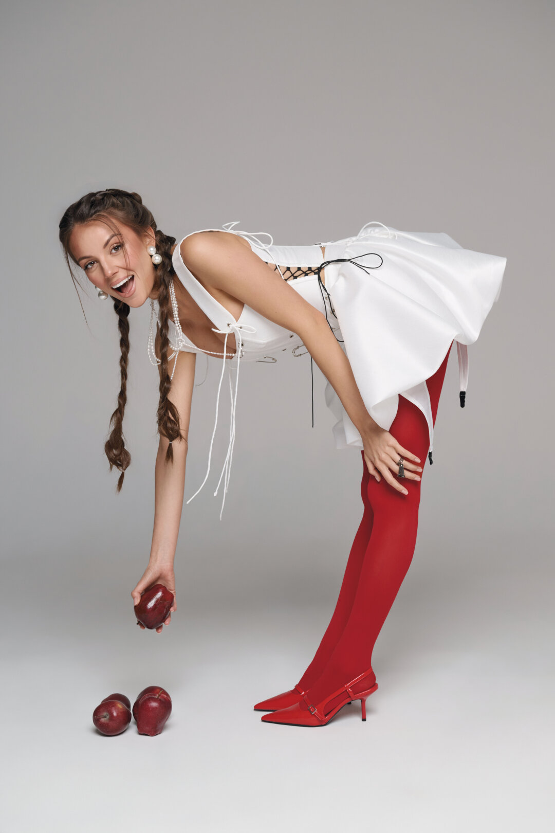 Корсет и юбка YANA BESFAMILNAYA (Yana Besfamilnaya), колье UTOPIA, кольца YANA («Эталон»)