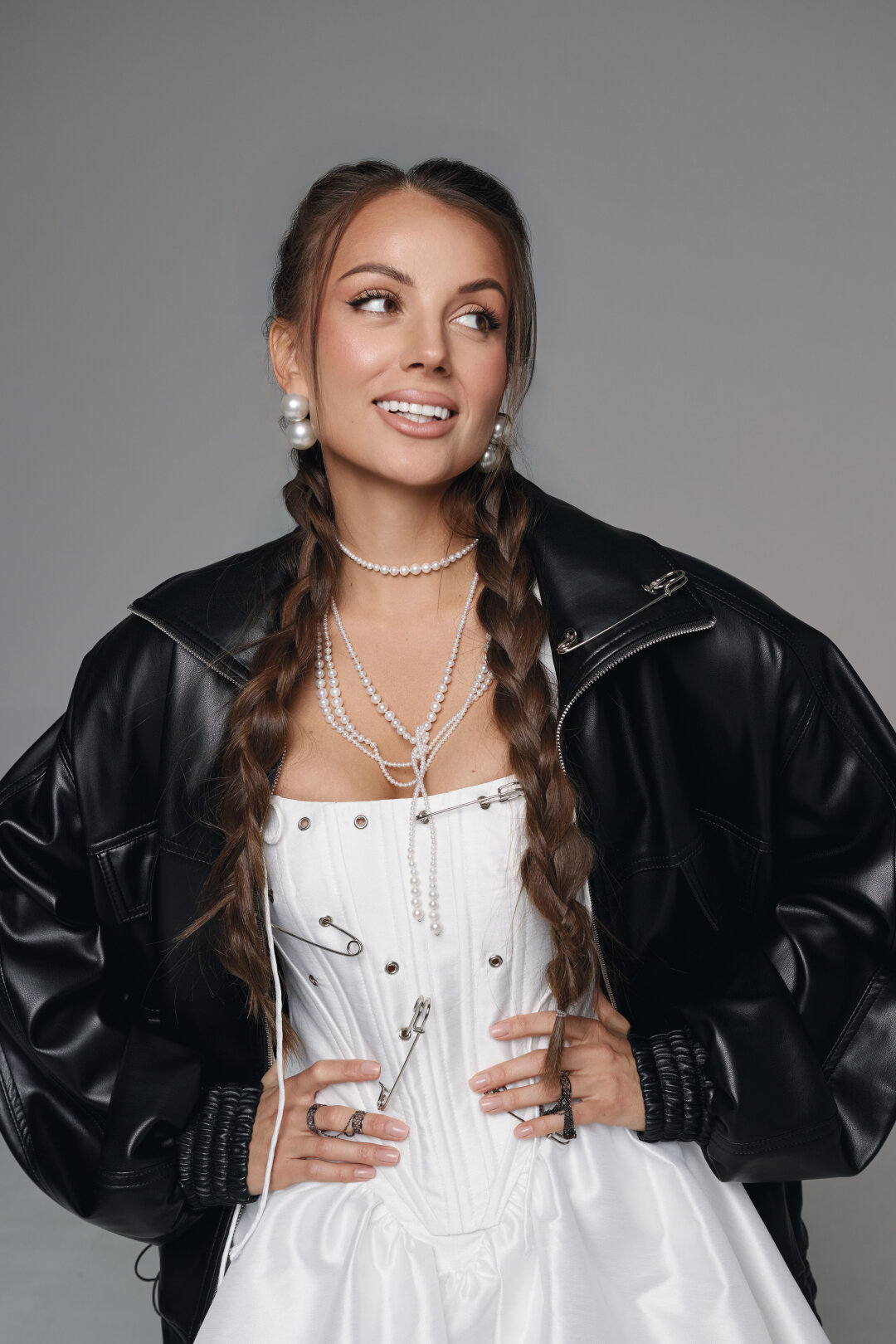 Корсет, юбка и бомбер YANA BESFAMILNAYA (Yana Besfamilnaya), колье UTOPIA, кольца YANA («Эталон»)