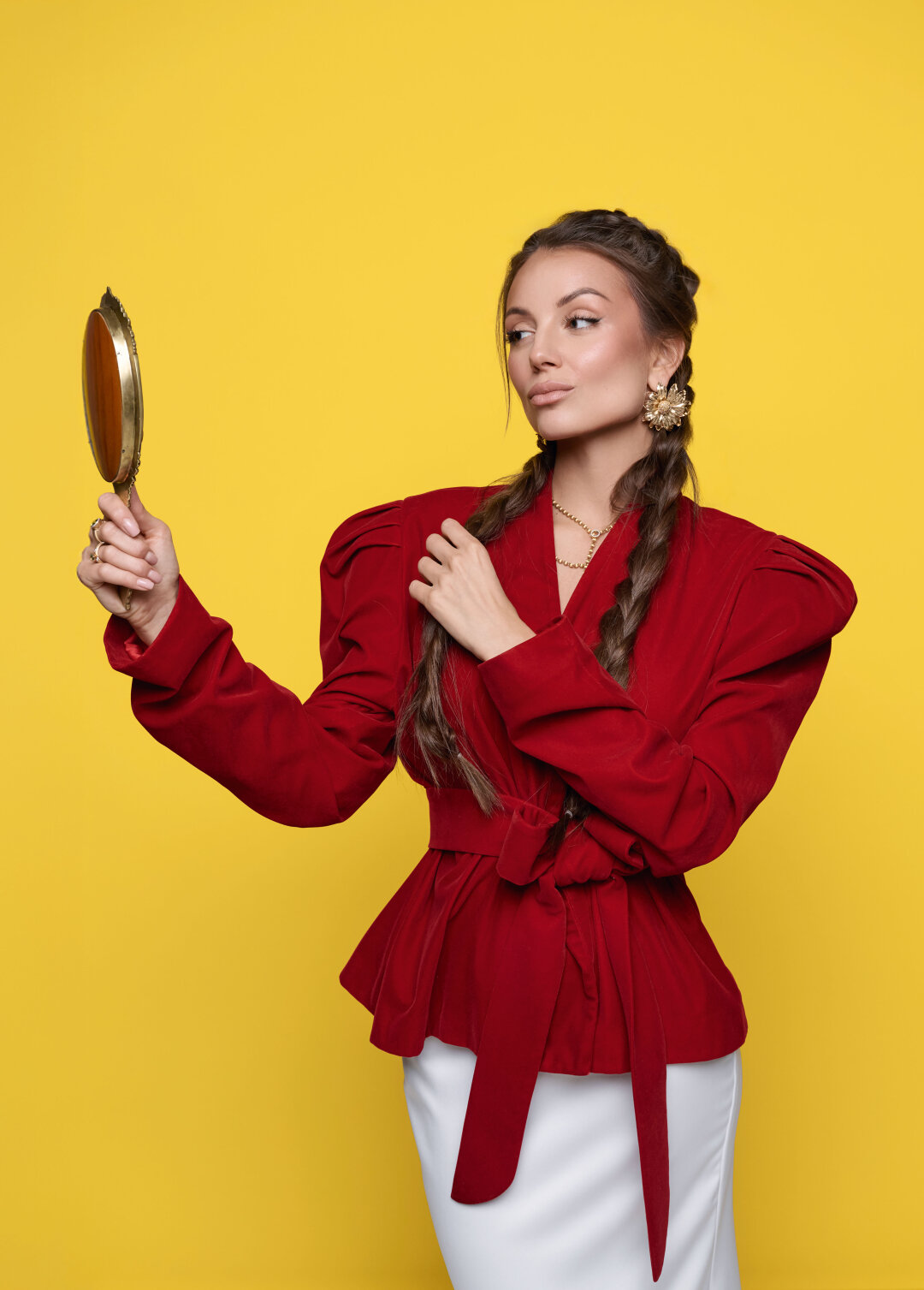 Жакет KIMONOVA (Galleria Russian Brands), юбка DUNYA (DUNYA), колье NANIS, кольца MOUSSON ATELIER («Эталон»)