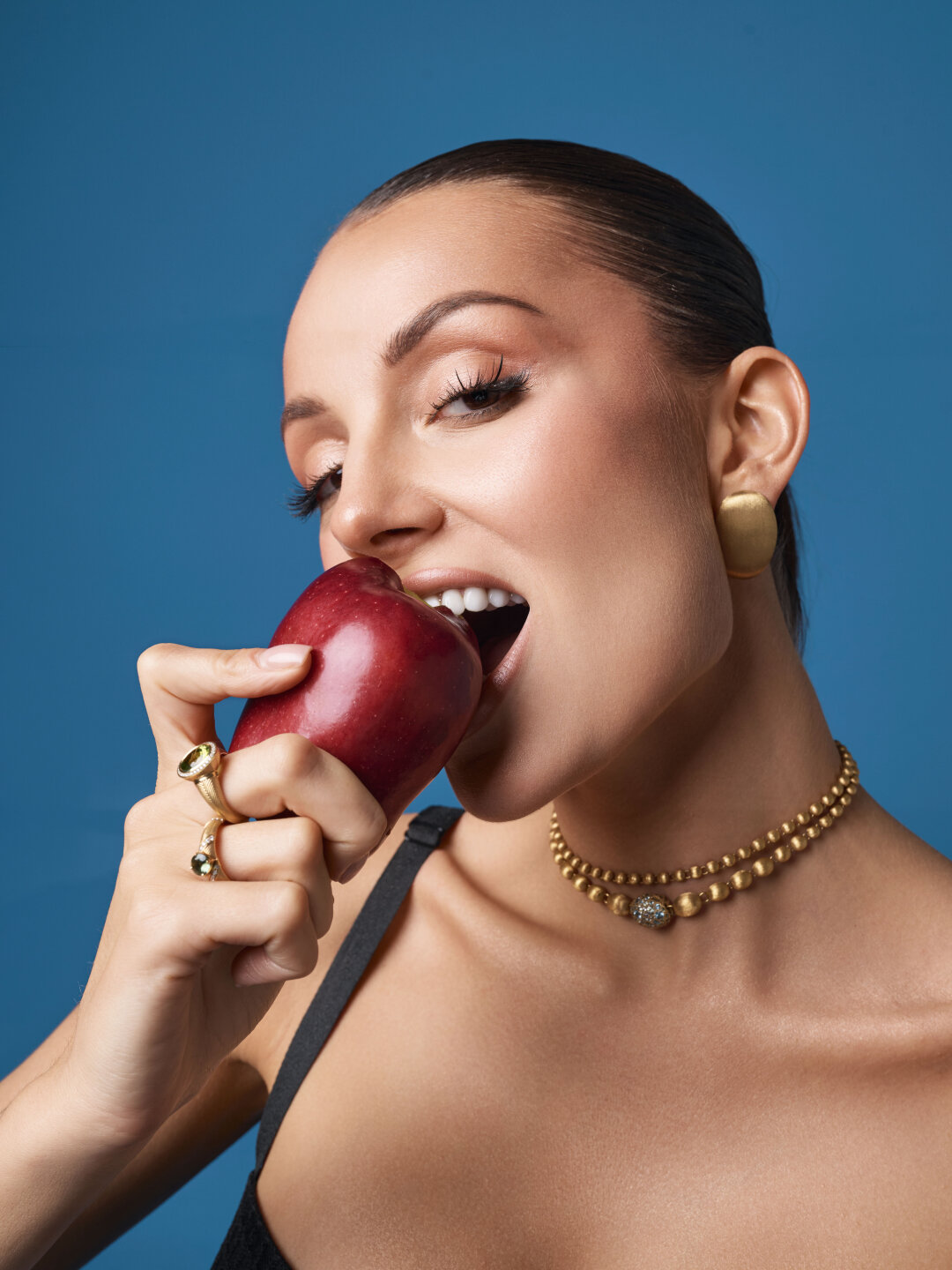 Серьги, колье и браслет NANIS, кольца MOUSSON ATELIER («Эталон»)