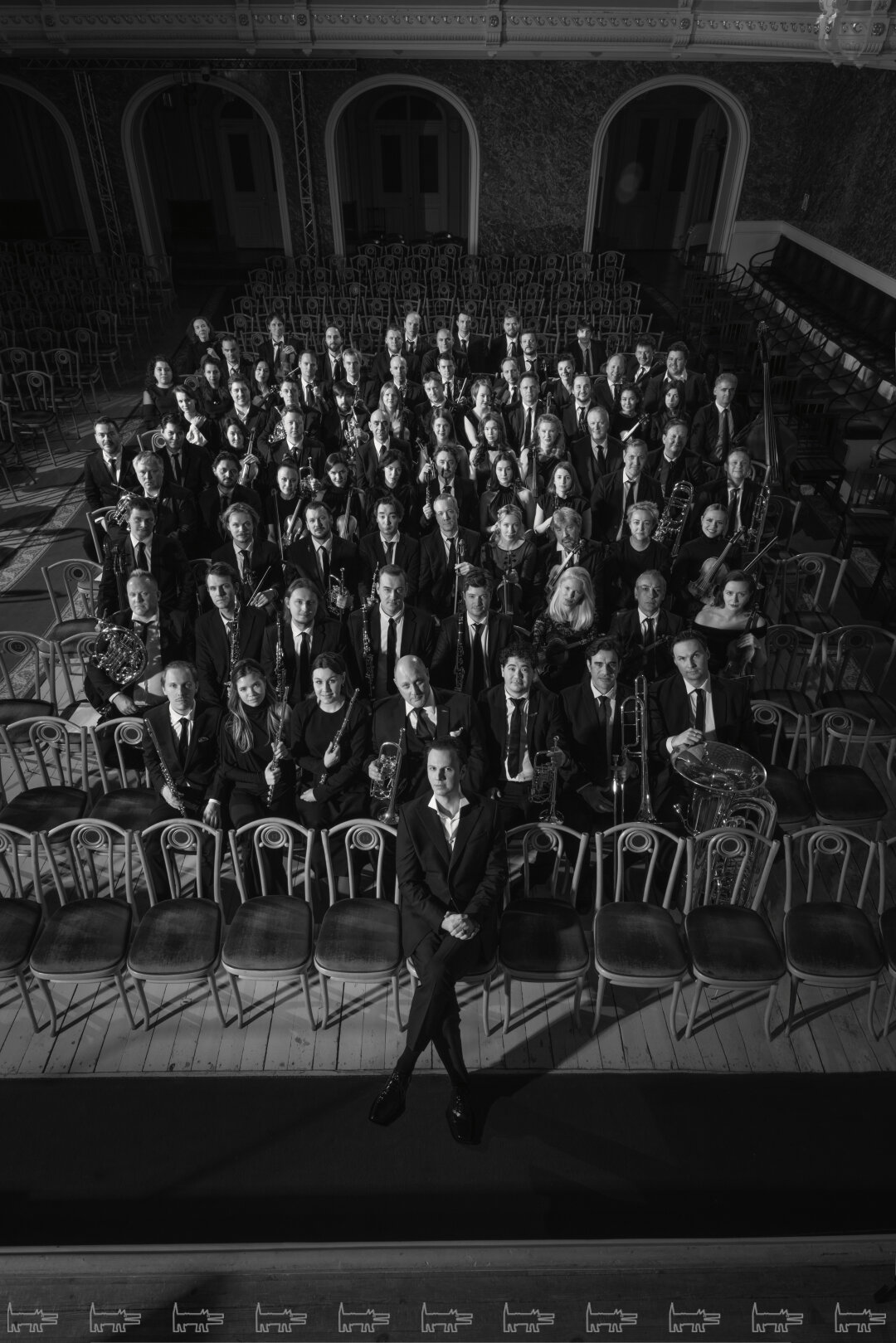 Теодор и музыканты musicAeterna сфотографированы в зале Государственной академической капеллы. На время реконструкции Дома Радио Капелла, построенная