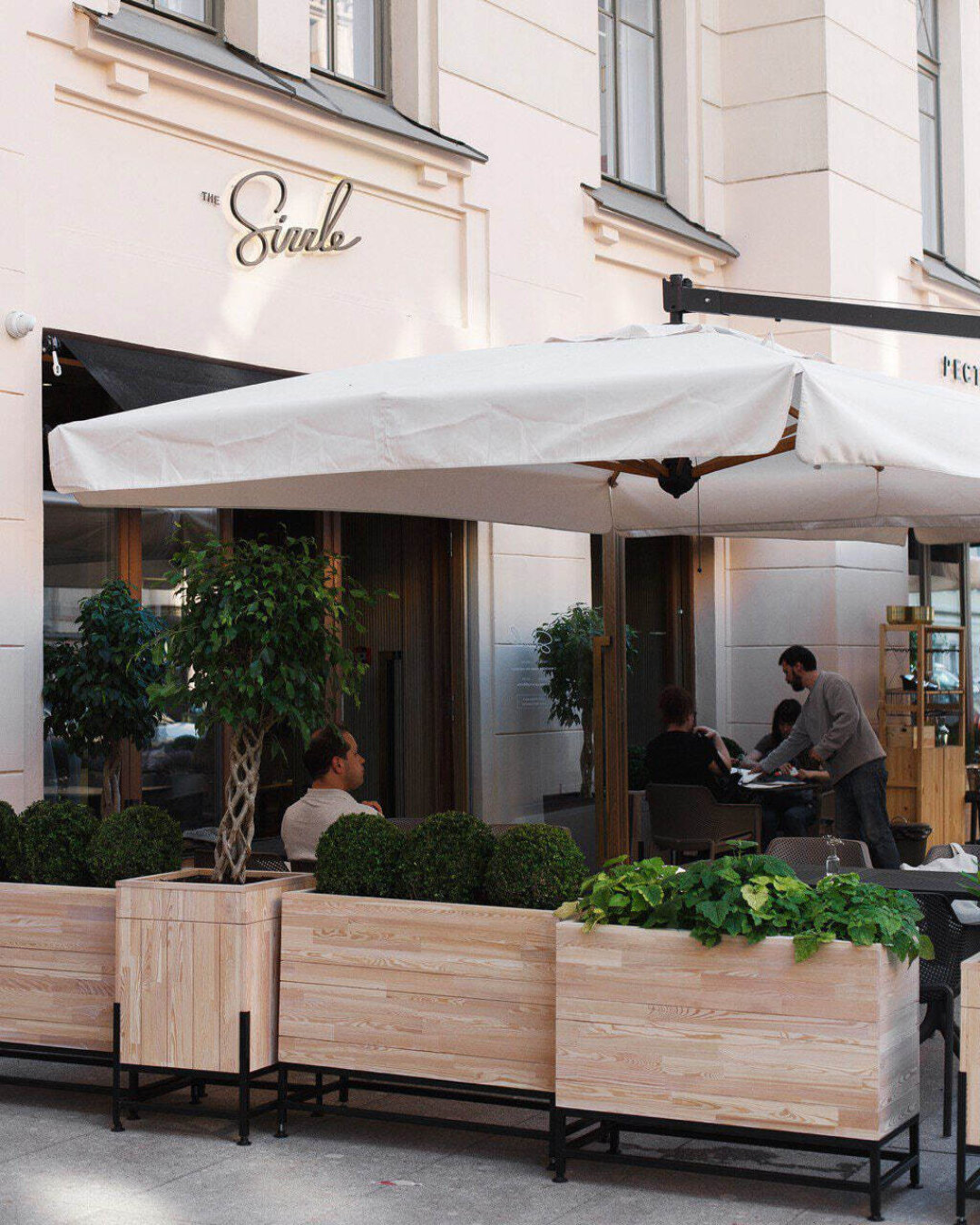 The Sizzle Самая большая терраса на Рубинштейна у The Sizzle — возле бывшего дома Петербургской купеческой управы и памятника Довлатову. Берем
