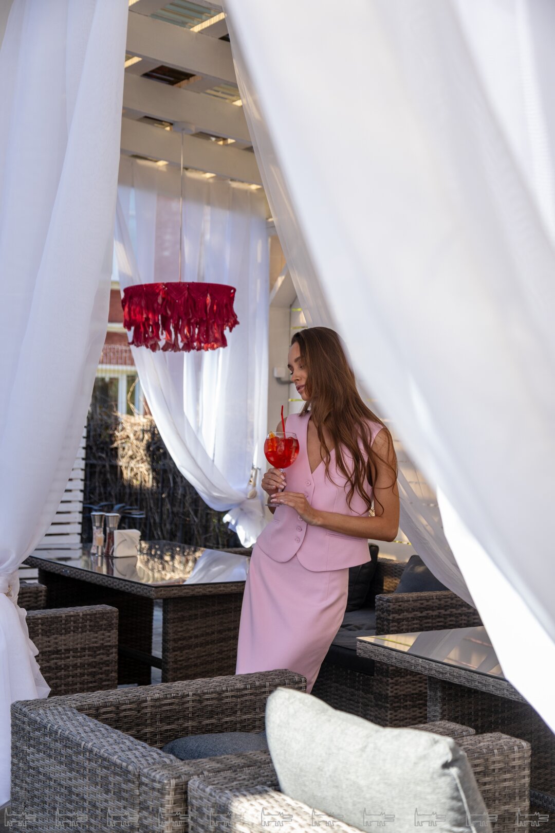 Розовая юбка прямого кроя длины миди со шлицей ссади на подкладке