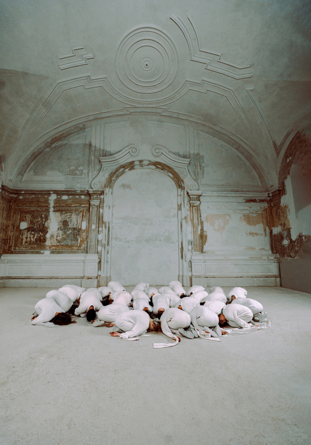 Участники хора сфотографированы в залах бывшего Конюшенного музея на Конюшен ной площади, 2. Музей, посвященный русскому экипажному искусству, с 1860