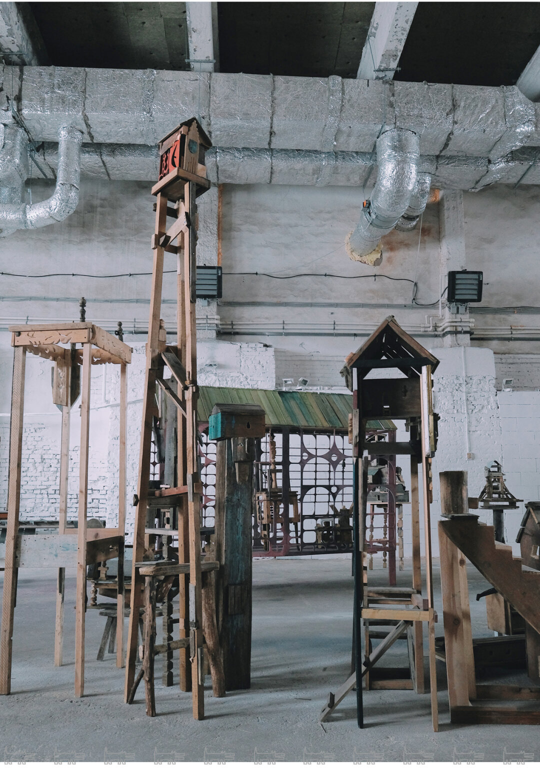 Тотальная инсталляция «Сказка. Сон» художника Грехта создана при поддержке Limonov Art Foundation в цеху бывшего завода Степана Разина, где будет