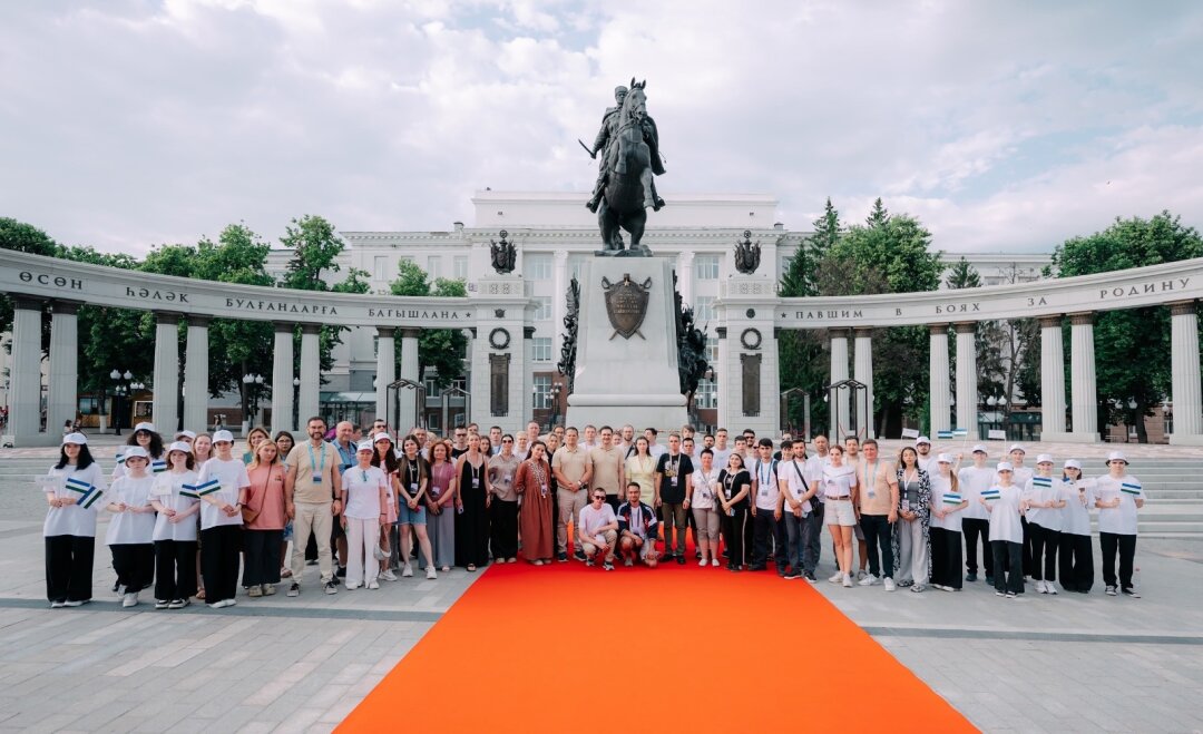 Участники проекта вместе с представителями республики возложили цветы к памятнику Герою России Минигали Шаймуратову