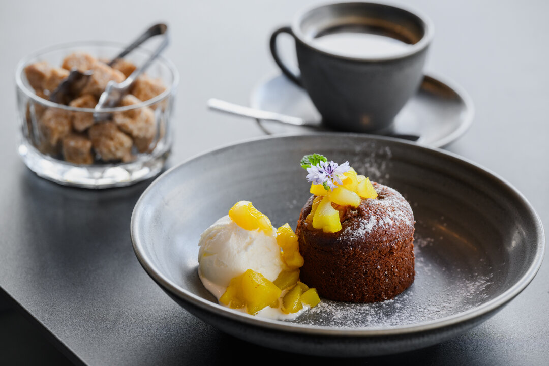 Пряный кекс с грушей и шариком мороженого