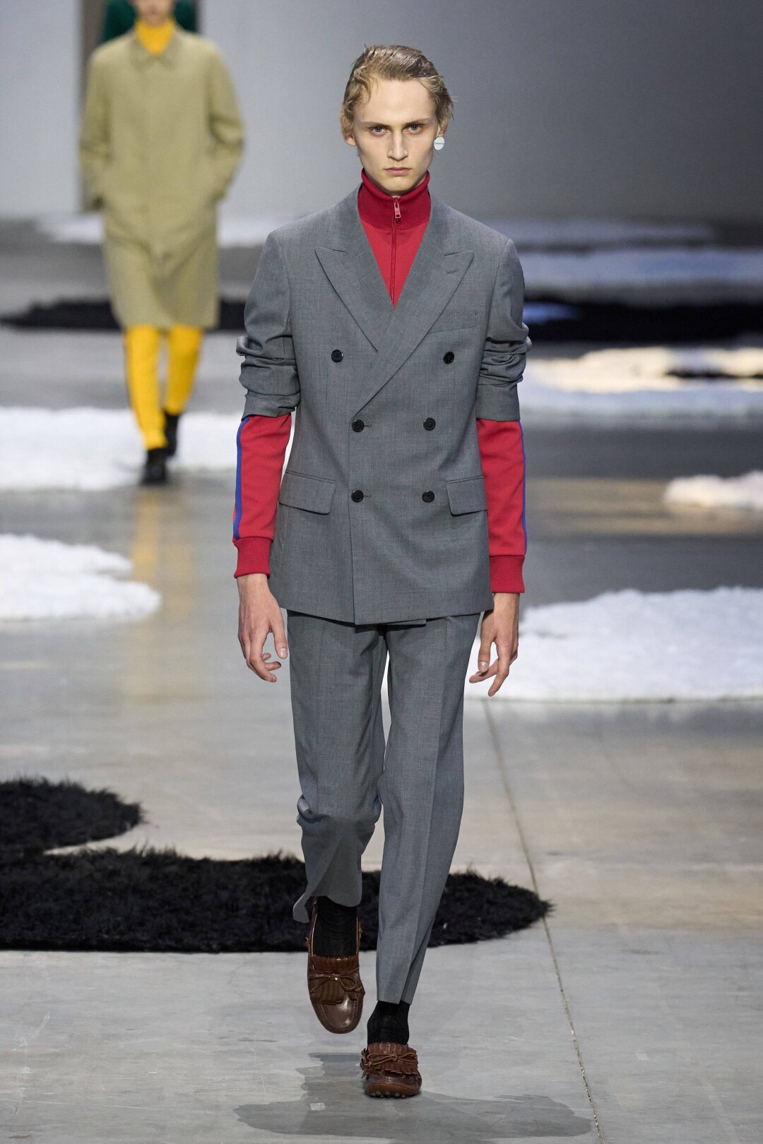 Двубортнй костюм + олимпийка (когда еще в офисе, а через пять минут тренировка в спортзале)