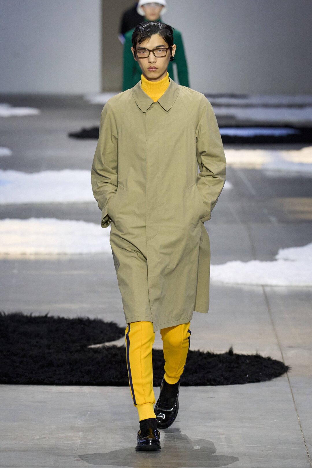 Это комбо: спортивный костюм + макинтош