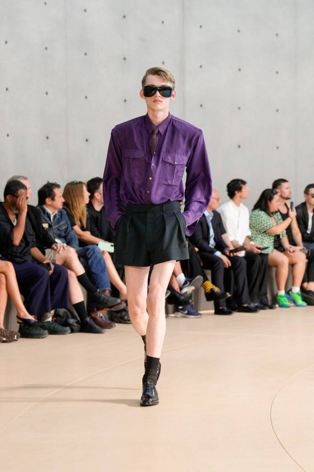 Пурпурный — все еще с нами (точно так же, как шортики с детсадовских утренников!)