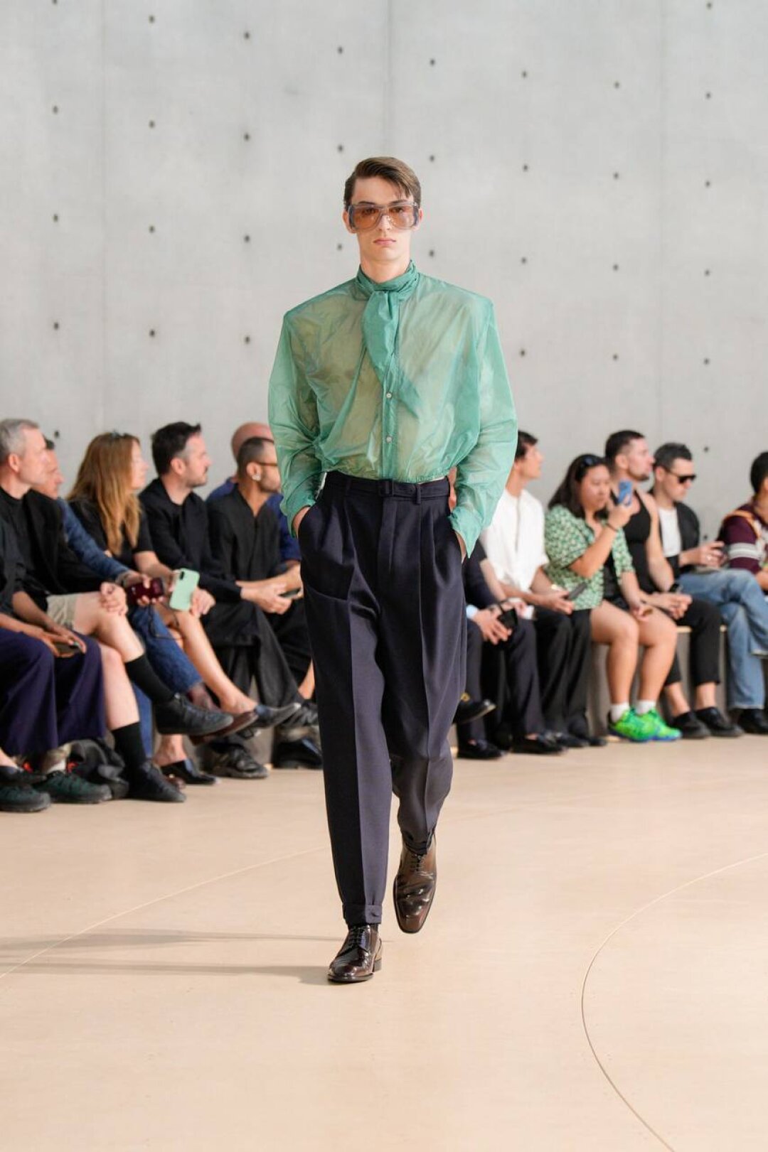 Блуза в новейшем оттенке olo или все-таки пакет из «Перекрестка»?