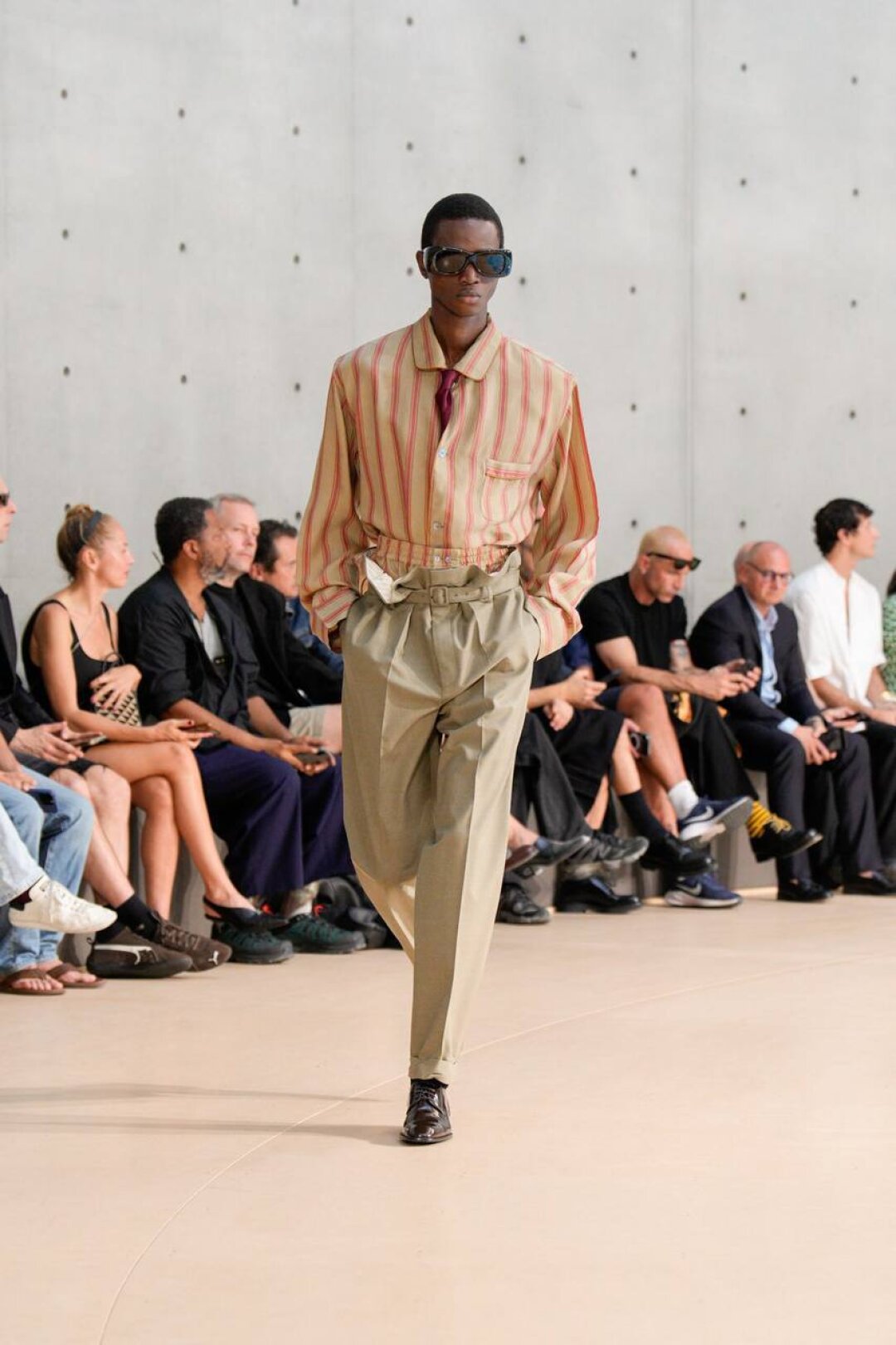 Продвинутый уровень стайлинга: сочетать рубашку с семейниками (а судьи кто?)