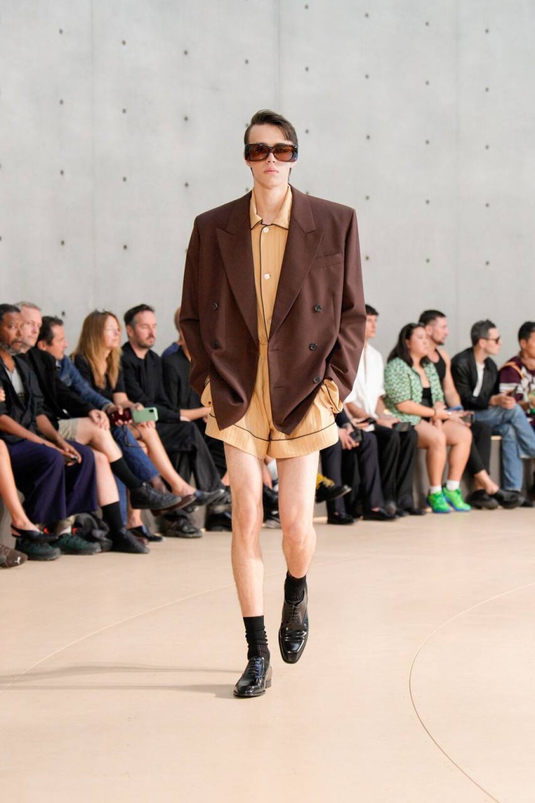 С одобрения худрука Saint Laurent ходим в пижаме даже в офис (главное — пиджак!)