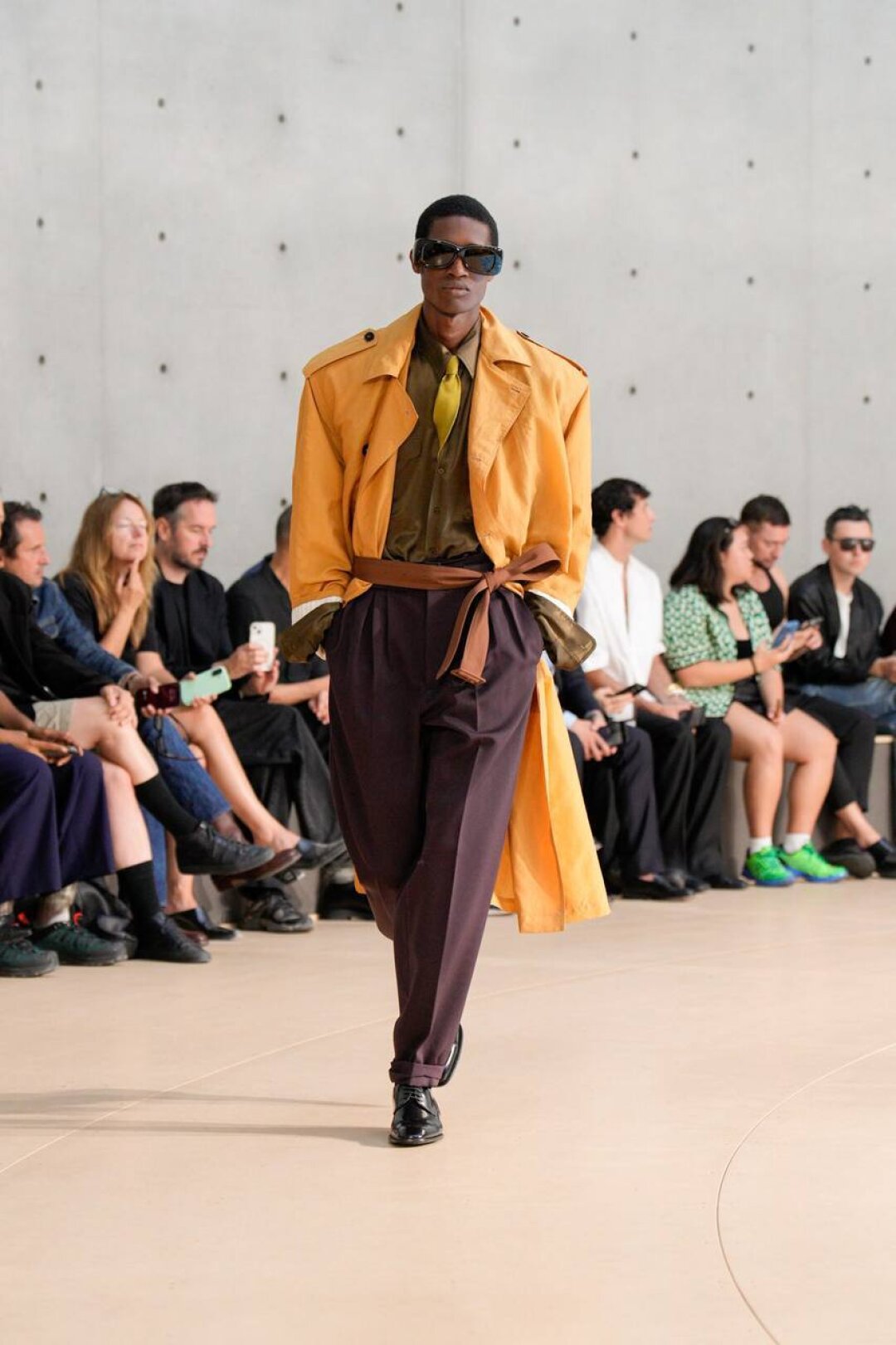 Смело затягиваем тренч неродным поясом (стайлинг-трюк уже давно практикуют автор блога Post Wintour Анна Махорина и фэшн-инфлюенсер Алина Симагина!)